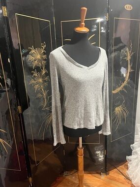 Tresics Lightweight Gray V-Neck Long Sleeve Knit Top